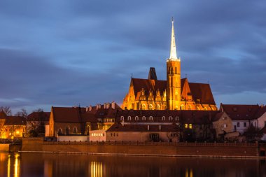 Kutsal Haç Kilisesi ve Odra Nehri gece Wroclaw şehrinde, S