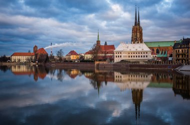 Wroclaw, Silezya, Polonya 'daki Tumski Adası ve Odra Nehri