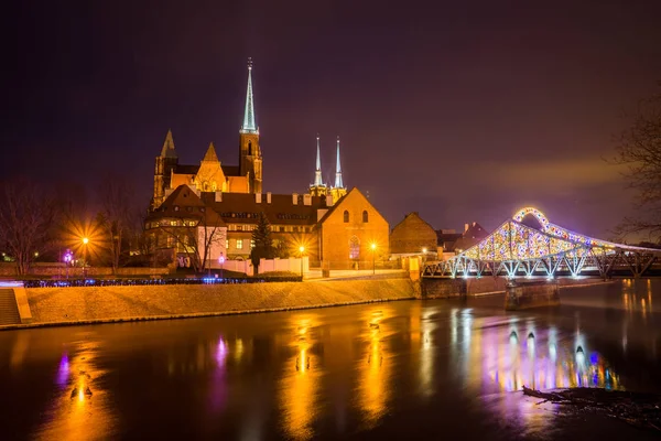 Iglesia de la Santa Cruz y el río Odra por la noche en la ciudad de Wroclaw, S — Foto de Stock