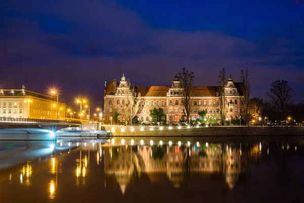 Edificio Histórico del Museo Nacional por la noche en Wroclaw, Si — Foto de Stock