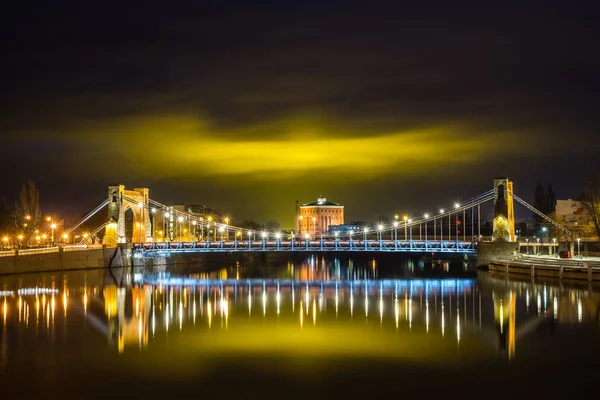 Grunwaldzki köprüsü gece Wroclaw, Sile 'de Odra nehri üzerinde