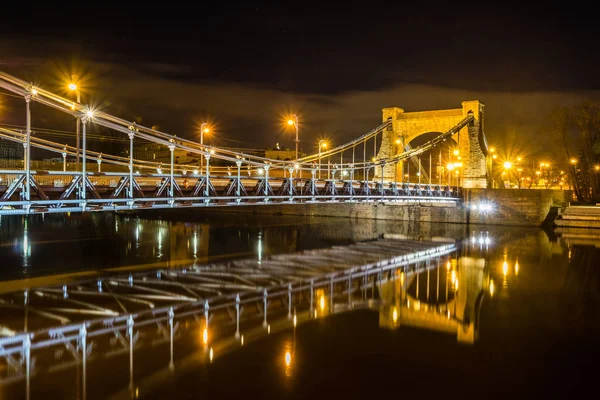 Grunwaldzki híd az Odra folyó felett éjjel Wroclaw-ban, Sile-ban — Stock Fotó