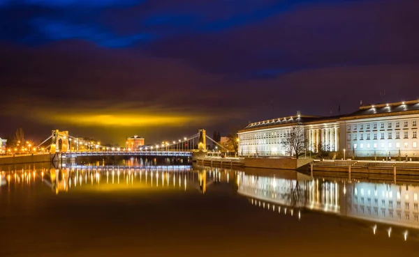 Puente Grunwaldzki sobre el río Odra por la noche en Wroclaw, Sile — Foto de Stock