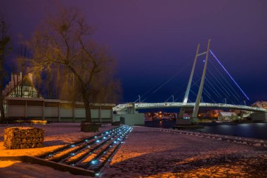 Gece Mikolajki 'deki gölün üzerindeki köprü, Masuria, Polonya