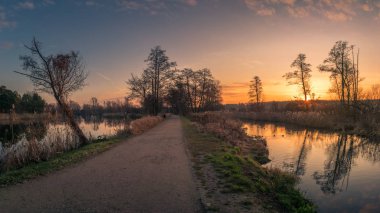 Piaseczno yakınlarındaki Zalesie Dolne 'deki Jeziorka nehrinin üzerinde gün doğumu,
