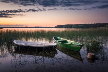 Lasmiady Gölü üzerinde tekneler Elk, Masuria, Polonya yakınlarında.