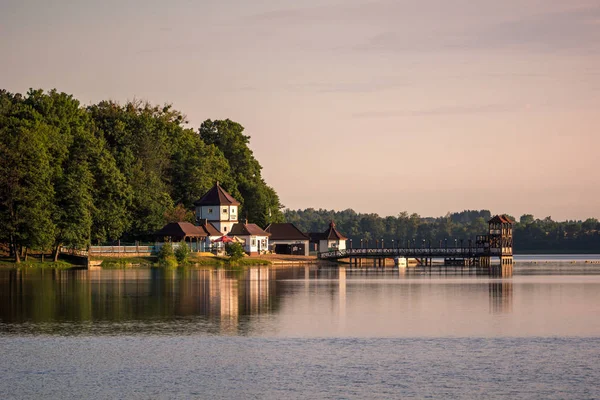 Muelle sobre el lago Olecko Wielkie en Olecko, Masuria, Polonia — Foto de Stock