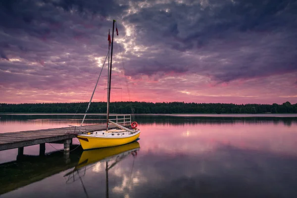 Barco en el lago Olecko Wielkie en Olecko, Masuria, Polonia — Foto de Stock