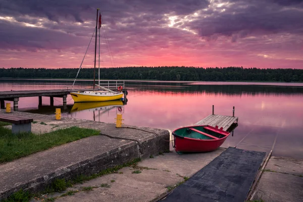 Barco en el lago Olecko Wielkie en Olecko, Masuria, Polonia — Foto de Stock