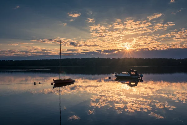 Salida del sol sobre el lago Olecko Wielkie en olecko, Masuria, Polonia — Foto de Stock