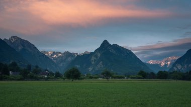 Julian Alps gün batımında Bovec, Gorizia, Slove yakınlarında