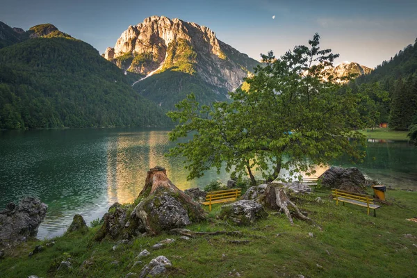 Lago del predil Bergsee in der Nähe der Höhle del predil, Italien — Stockfoto
