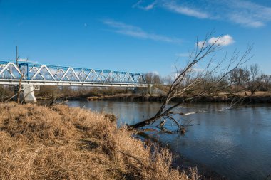 Polonya 'nın Mniszew kenti yakınlarındaki Pilica nehri üzerindeki köprü.