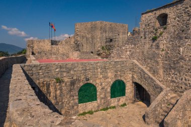 Karadağ 'ın Herceg Novi kentindeki Kanli Kula Kalesi
