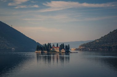 Ada ve Perast yakınlarındaki Kotor Körfezi 'ndeki Aziz George Manastırı., 
