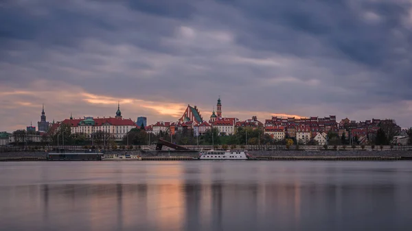 Panorama del casco antiguo de Varsovia al atardecer, Polonia — Foto de Stock
