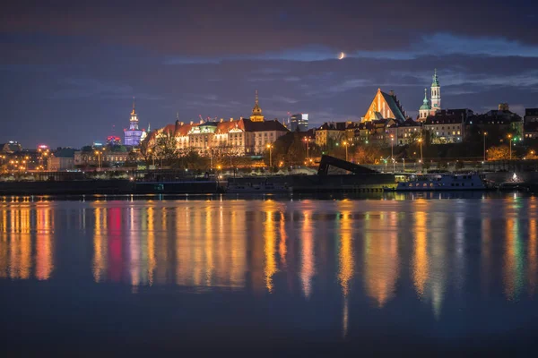 Panorama de Varsovia durante la noche de luna, Polonia — Foto de Stock