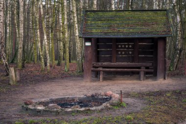 Zalesie Gorn ormanında bir garaj ve şenlik ateşi için bir yer.