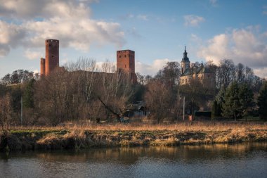 Güneşli bir günde Czersk 'teki Kale, Masovia, Polonya