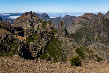 Portekiz 'in Madeira adasındaki Pico do Arieiro yakınlarındaki Miradouro do Juncal' dan görüntü