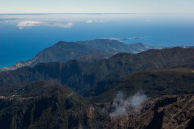 Portekiz 'in Madeira adasındaki Pico do Arieiro yakınlarındaki Miradouro do Juncal' dan görüntü
