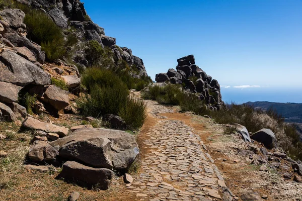 Portekiz, Madeira adasındaki Pico do Arieiro 'dan Pico do Juncal' a giden patika.