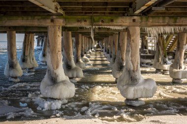 Kışın Baltık Denizi 'ndeki iskele Sopot, Pomorskie, Polonya