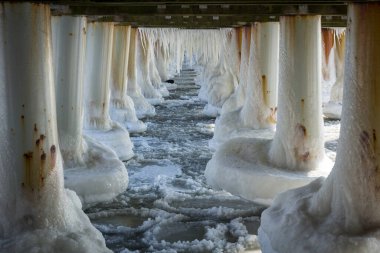 Kışın Gdynia Orlowo 'daki Baltık İskelesi, Pomorze, Polonya