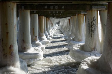 Kışın Gdynia Orlowo 'daki Baltık İskelesi, Pomorze, Polonya