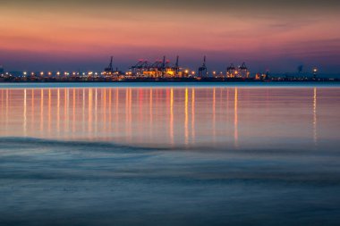Polonya 'nın Gdansk kentindeki Baltık Denizi kıyısında alacakaranlık.
