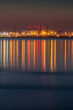 Polonya 'nın Gdansk kentindeki Baltık Denizi kıyısında alacakaranlık.