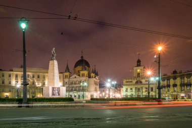 Lodz şehrinde gece özgürlük meydanı, Lodzkie, Polonya