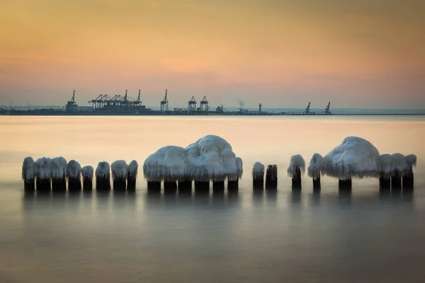 ポーランドのグダニスク近くのバルト海の凍結した防波堤 — ストック写真