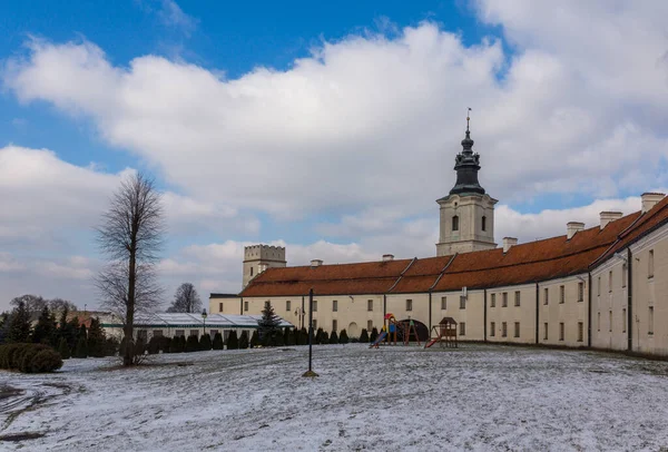 ポーランド ロドズキー州スラジュのシトー会修道院の修道院複合体 — ストック写真
