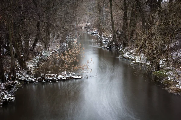 冬季在波兰Masovia的Jeziorka河运送水 — 图库照片