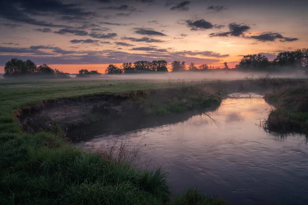 Ομιχλώδης Ανατολή Στην Κοιλάδα Του Ποταμού Jeziorka Κοντά Στο Piaseczno — Φωτογραφία Αρχείου