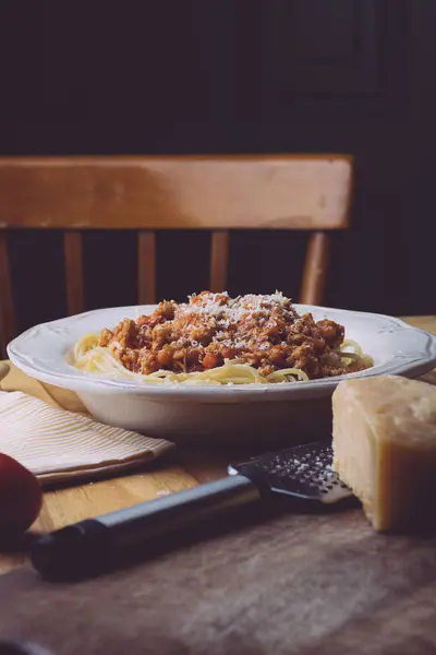 Bolonhesa de massas (espaguete bolonhesa) e parmesão em um pl branco — Fotografia de Stock