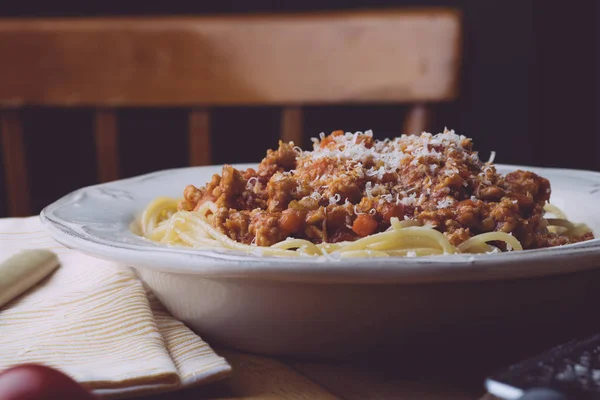 Bolonhesa de massas (espaguete bolonhesa) e parmesão em um pl branco — Fotografia de Stock