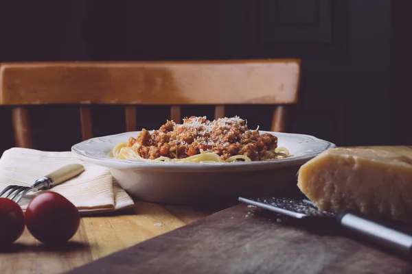 Pasta bolognese (spaghetti bolognese) en parmezaanse kaas op een witte pl — Stockfoto