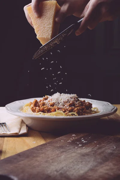 Bolonhesa de massas (espaguete bolonhesa) e parmesão em um pl branco — Fotografia de Stock