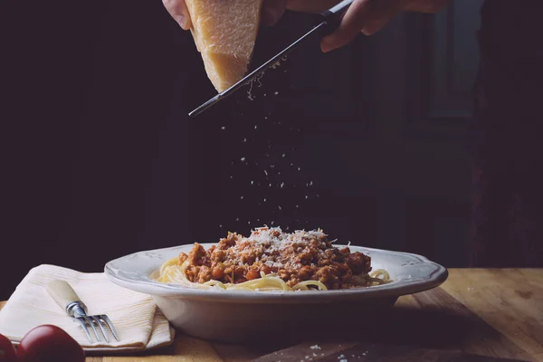 Bolonhesa de massas (espaguete bolonhesa) e parmesão em um pl branco — Fotografia de Stock
