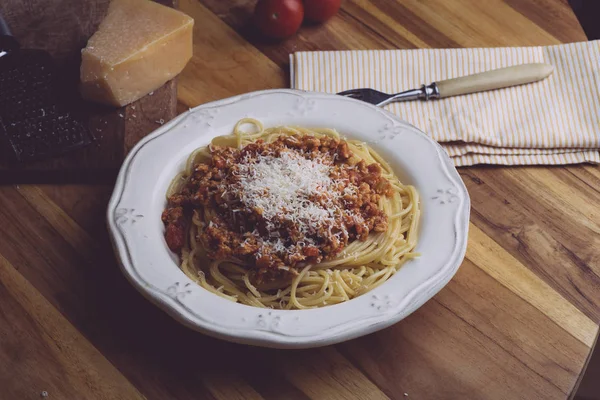 Pasta bolognese (spaghetti bolognese) and parmesan on a white pl — Stock Photo, Image