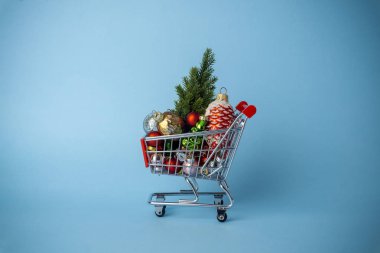 Süpermarket arabasında süslemeleri olan bir Noel ağacı. Noel
