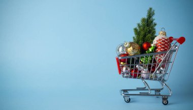Süpermarket arabasında süslemeleri olan bir Noel ağacı. Noel