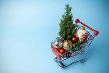 Süpermarket arabasında süslemeleri olan bir Noel ağacı. Noel