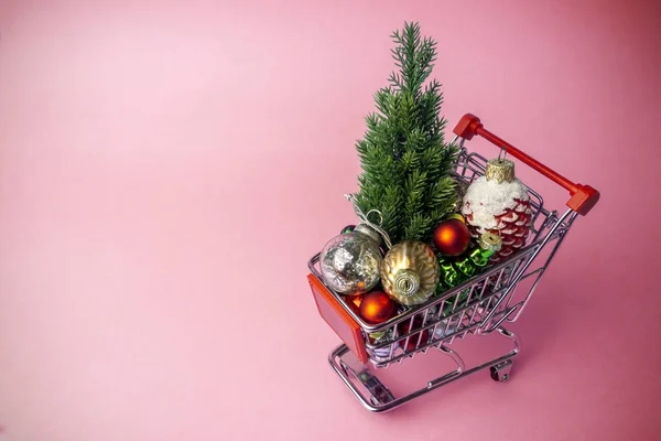 Árvore de Natal com decorações em um carrinho de supermercado. Natal. — Fotografia de Stock