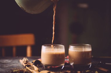 Masala çayı (Masala chai). Hindistan 'da geleneksel sıcak bir içecek. 