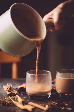Masala çayı (Masala chai). Hindistan 'da geleneksel sıcak bir içecek. 