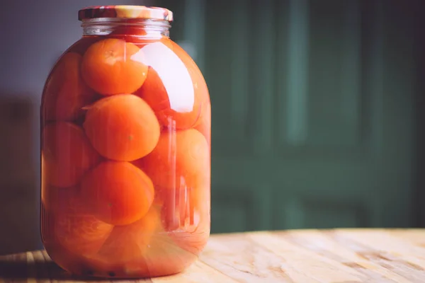 腌制的西红柿，木制桌子上的玻璃瓶 — 图库照片