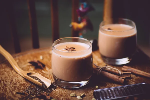 Té de masala (Masala chai). Una bebida caliente tradicional en la India y — Foto de Stock